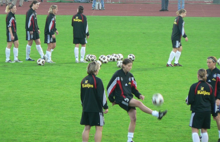 auf's Tor geschossen (dafr stehen die Damen im Hintergrund an)