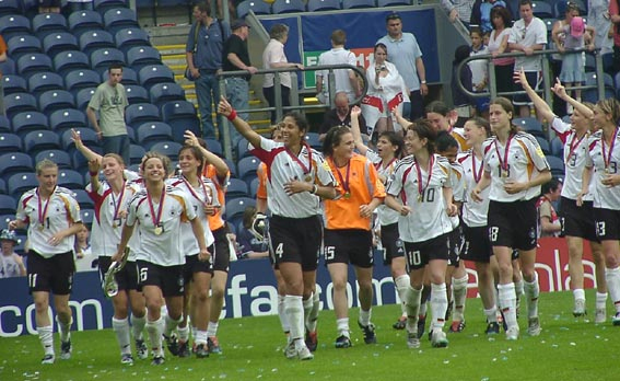 © Bild: Steffi Klein, Ehrenrunde der Europameister 2005, Finale, 19.06.2005 Deutschland - Norwegen 3:1 (2:1) viele weitere Bilder finden Sie auf der Seite von Renate Lingor: www.idgie10.de © Bild: Steffi Klein, Ehrenrunde der Europameister 2005, Finale, 19.06.2005 Deutschland - Norwegen 3:1 (2:1) viele weitere Bilder finden Sie auf der Seite von Renate Lingor: www.idgie10.de