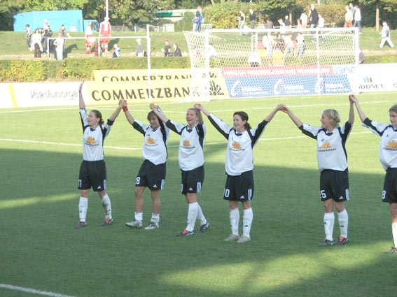 © Bild: Dittmar Pfeil, UEFA-CUP Viertelfinale, 15.10.2005 1. FFC Frankfurt - Arsenal London 3:1 (2:1) viele weitere Bilder finden Sie auf der Seite von Renate Lingor: www.idgie10.de © Bild: Dittmar Pfeil, UEFA-CUP Viertelfinale, 15.10.2005 1. FFC Frankfurt - Arsenal London 3:1 (2:1) viele weitere Bilder finden Sie auf der Seite von Renate Lingor: www.idgie10.de