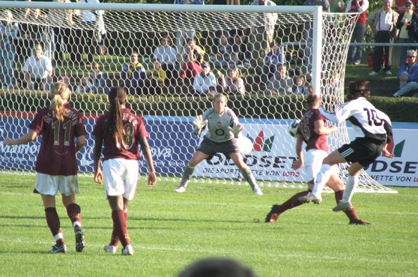 © Bild: Dittmar Pfeil, UEFA-CUP Viertelfinale, 15.10.2005 1. FFC Frankfurt - Arsenal London 3:1 (2:1) viele weitere Bilder finden Sie auf der Seite von Renate Lingor: www.idgie10.de © Bild: Dittmar Pfeil, UEFA-CUP Viertelfinale, 15.10.2005 1. FFC Frankfurt - Arsenal London 3:1 (2:1) viele weitere Bilder finden Sie auf der Seite von Renate Lingor: www.idgie10.de