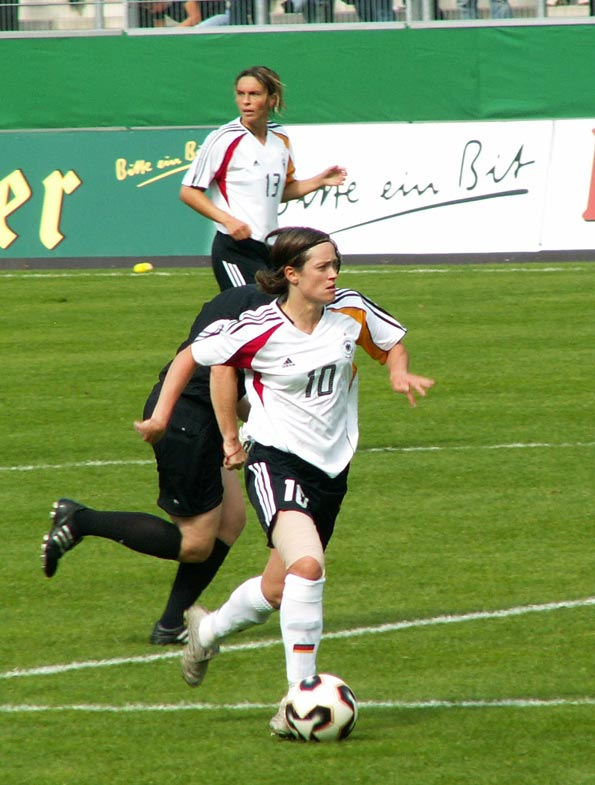© Bild: Beate Wolters, WM 2007 Qualifikationsspiel, 25.09.2005 Deutschland - Russland 5:1 (3:0) viele weitere Bilder finden Sie auf der Seite von Renate Lingor: www.idgie10.de © Bild: Beate Wolters, WM 2007 Qualifikationsspiel, 25.09.2005 Deutschland - Russland 5:1 (3:0) viele weitere Bilder finden Sie auf der Seite von Renate Lingor: www.idgie10.de